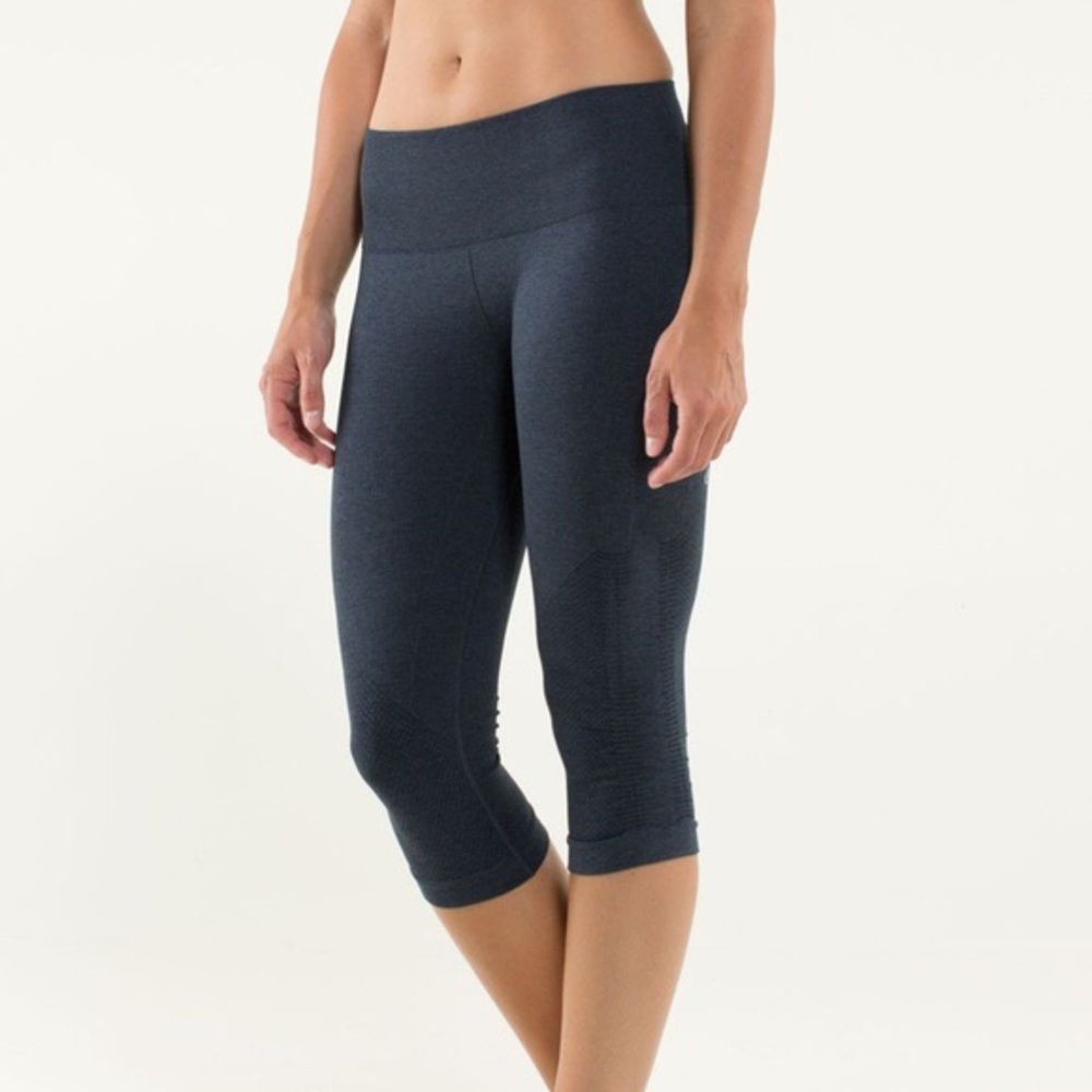 LULULEMON blue in the flow crop ii